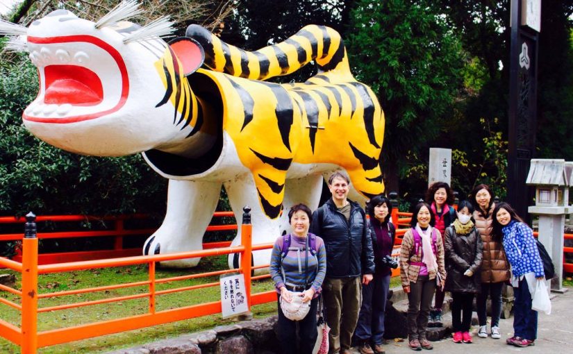 虎の張り子で有名な信貴山へイギリス英語学校のイベントで俳句ハイキング