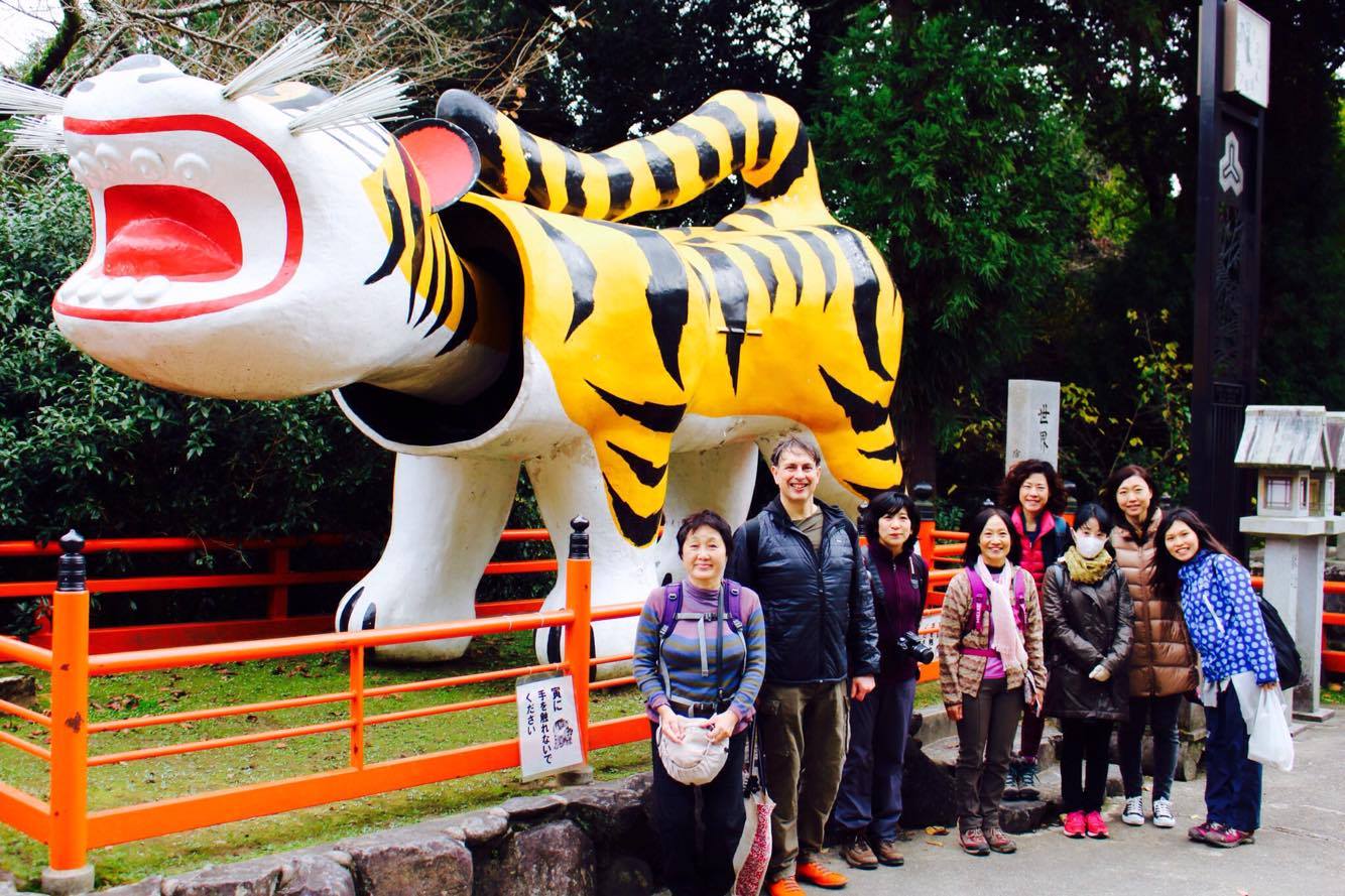 虎の張り子で有名な信貴山へイギリス英語学校のイベントで俳句ハイキング