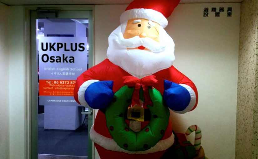 イギリス英語学校UKPLUS　Osakaのクリスマスパーティ前のバルーンサンタ