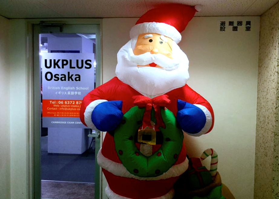 イギリス英語学校UKPLUS　Osakaのクリスマスパーティ前のバルーンサンタ